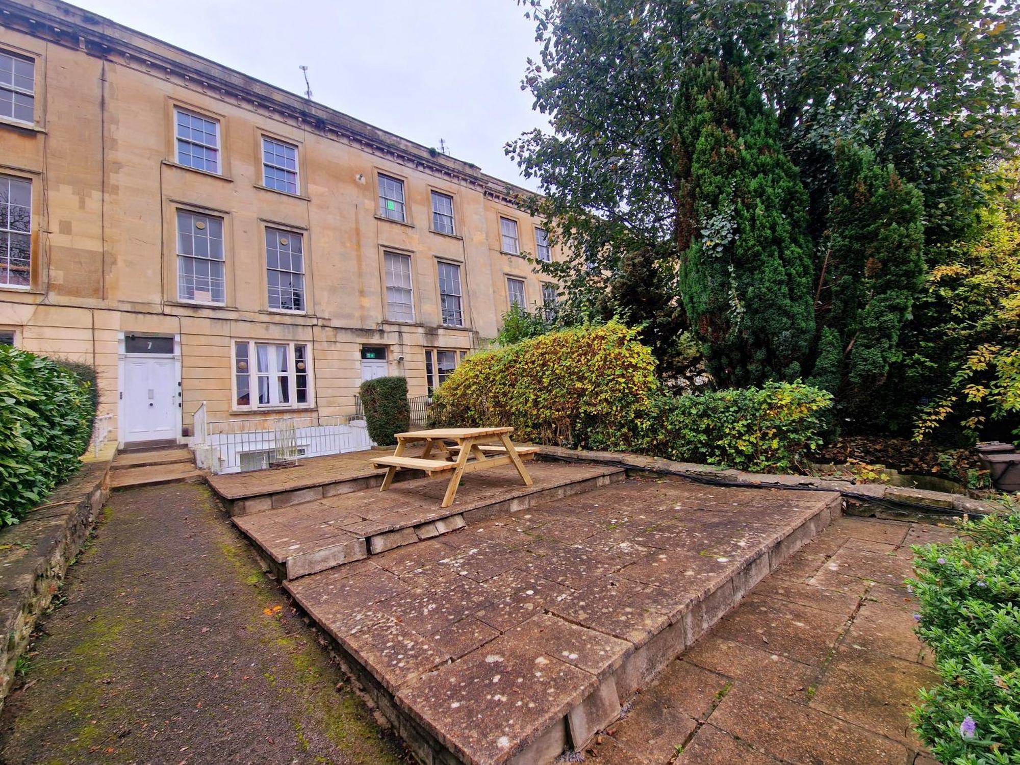Clifton Nr Centre, Parking X 1, Garden Picnic Area Apartment *