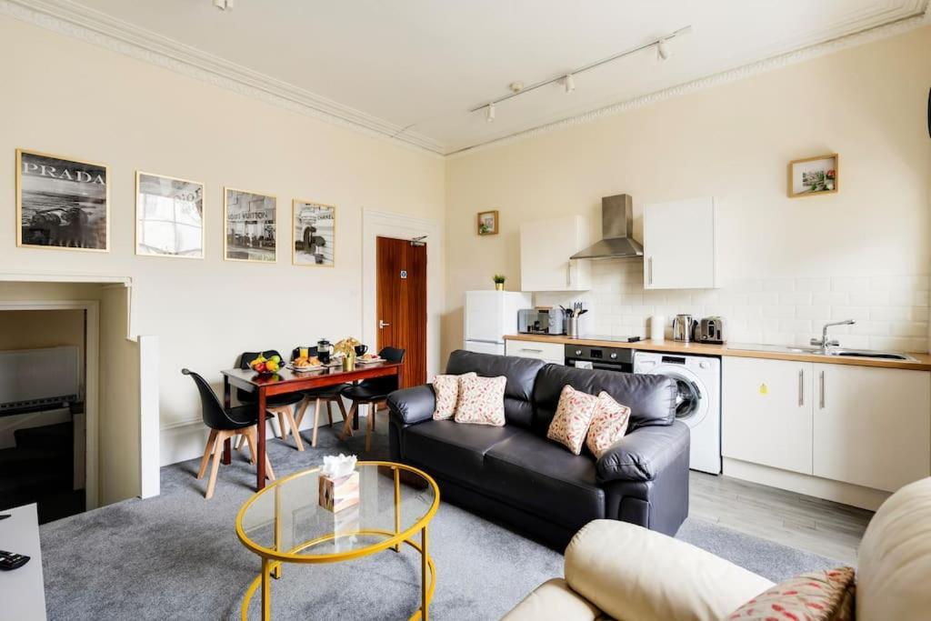 Clifton Nr Centre, Parking X 1, Garden Picnic Area Apartment *