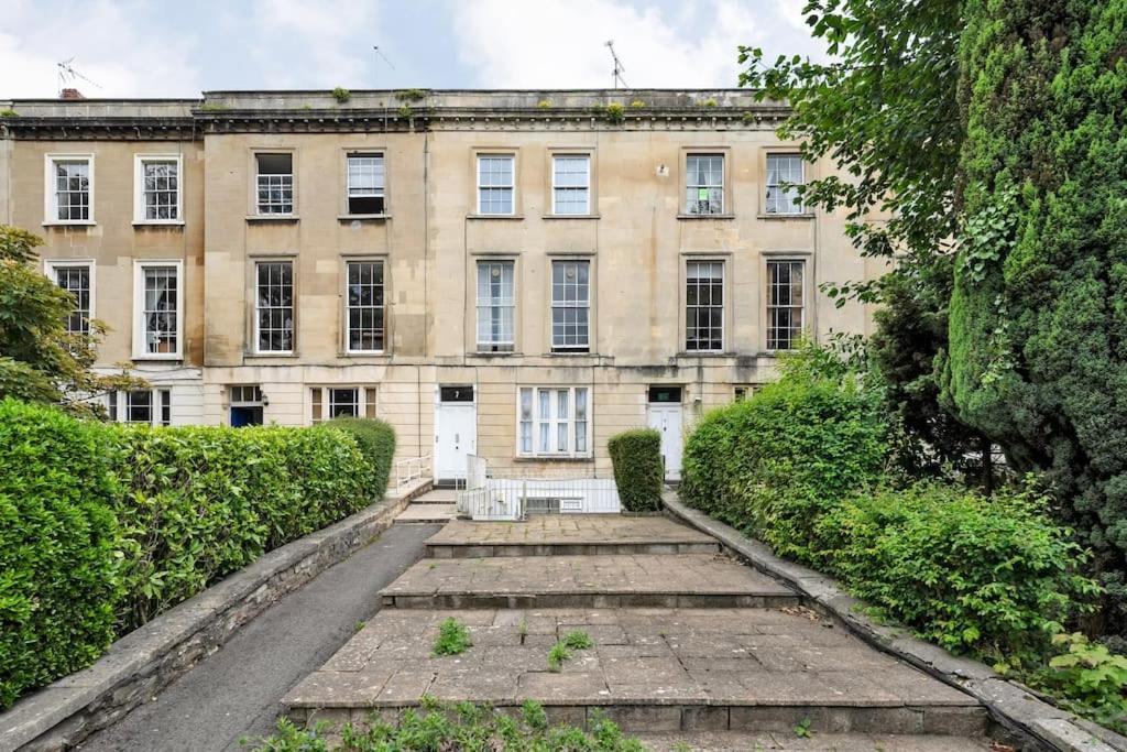 Clifton Nr Centre, Parking X 1, Garden Picnic Area Apartment